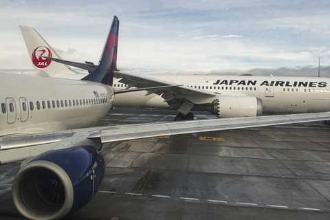 Sayap kanan pesawat jet Japan Airlines menabrak ekor pesawat Delta Air Lines di Bandara Internasional Seattle-Tacoma, Washington DC, Amerika Serikat, Rabu (5/2/2025). Foto: Instagram/ @thejasonchannel via Reuters