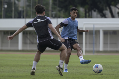 Pemain Timnas Indonesia U-20 Rizdjar Nurviat (kedua kanan) berebut bola dengan Donny Tri Pamungkas (kanan) saat sesi latihan di Stadion Madya, Kompleks Gelora Bung Karno, Senayan, Jakarta, Rabu (5/2/2025). Foto: Fauzan/ANTARA FOTO