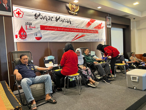Donor darah di ballroom Hotel Cavinton Yogyakarta bekerja sama dengan PMI Kota Yogyakarta, Puskesmas Ngampilan, dan Akur Optik Bantul, Selasa (21/1). Foto: Dok. Cavinton Hotel Yogyakarta