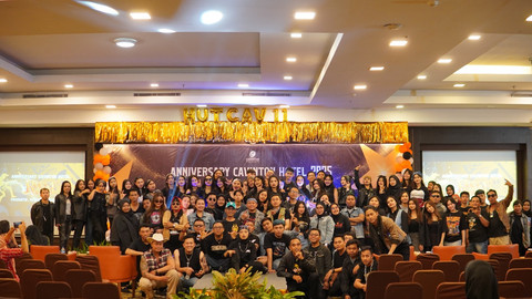 Jajaran manajemen dan karyawan Cavinton Hotel Yogyakarta saat perayaan ulang tahun ke-11 mereka, Jumat (31/1). Foto: Dok. Cavinton Hotel Yogyakarta