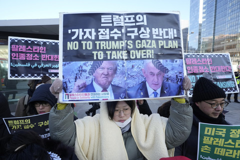 Para aktivis berunjuk rasa menentang proposal Presiden AS Donald Trump untuk Jalur Gaza, di dekat Kedutaan Besar AS di Seoul, Korea Selatan, Rabu (5/2/2025). Foto: Ahn Young-joon/AP Photo