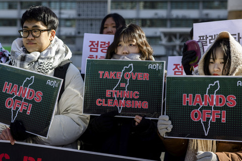 Para aktivis berunjuk rasa untuk mendukung warga Palestina di depan kedutaan besar AS di Seoul, Korea Selatan, Kamis (6/2/2025). Foto: Anthony Wallace/AFP