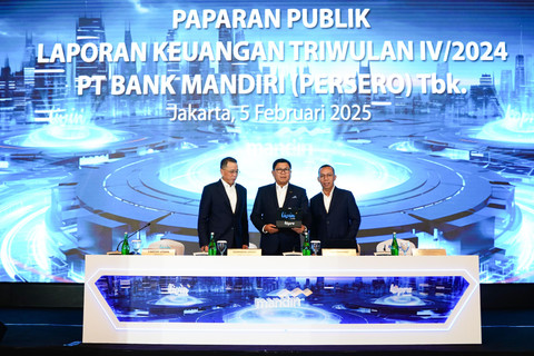 Direktur Utama Bank Mandiri Darmawan Junaidi (tengah), Direktur Informasi Teknologi Timothy Utama (kiri), dan Direktur Keuangan & Strategi Sigit Prastowo (kanan) pada paparan publik laporan keuangan triwulan IV/2024 di Jakarta, Rabu (5/2/2025). Foto: Dok. Bank Mandiri