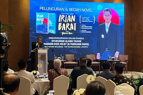 Penulis Yusron Ihza meluncurkan buku Sejarah Irian Barat bertepatan dengan syukuran ulang tahun ke-67 di Nusantara Ballroom, The Dharmawangsa Jakarta, Kamis (6/2/2025). Foto: Alya Zahra/kumparan 