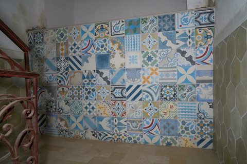 Ubin Andalusia terlihat di bengkel pembuatan ubin Andalusia milik arsitek Tunisia Samir Daghfous di Nabeul, Tunisia. Foto: Jihed Abidellaoui/REUTERS