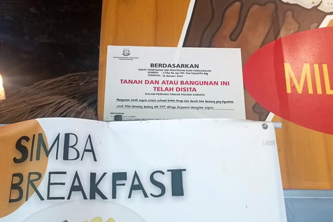 Tanda penyegelan aset yang ditempel di salah satu titik di Bandung Zoo, Kamis (6/2/2025). Foto: Robby Bouceu/kumparan