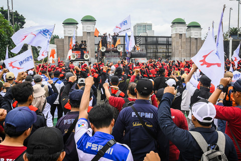 Sejumlah buruh melakukan unjuk rasa di depan kompleks Parlemen, Senayan, Jakarta, Kamis (6/2/2025). Foto: Sulthony Hasanuddin/ANTARA FOTO 