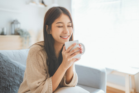 Ilustrasi perempuan minum kopi di pagi hari. Foto: oatawa/Shutterstock