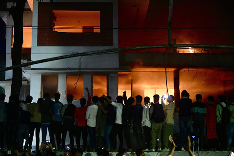 Para pengunjuk rasa membakar Museum Peringatan Bangabandhu, bekas kediaman Syekh Mujibur Rahman, ayah dari mantan Perdana Menteri Sheikh Hasina, saat mereka menyerbu Museum tersebut, di Dhaka pada tanggal 5 Februari 2025. Foto: MUNIR UZ ZAMAN / AFP