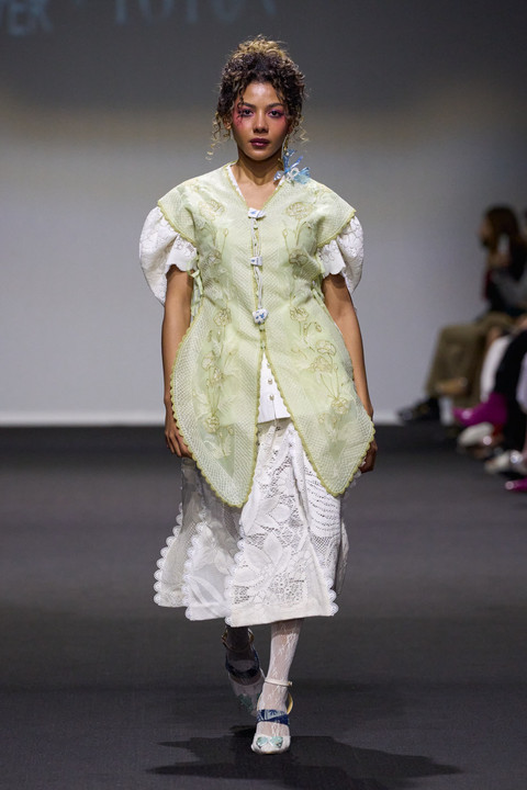 Brand fashion lokal TOTON oleh desainer Toton Januar tampil di Dubai Fashion Week 2025/2026 bersama Make Over, Sabtu (1/2/2025). Foto: TOTON x Make Over