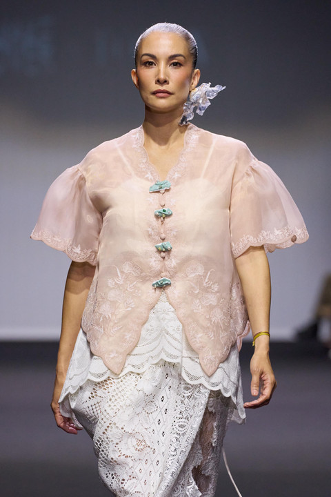 Minta tolong naikkan foto-foto berikut ke Magneto ya. Caption: Brand fashion lokal TOTON oleh desainer Toton Januar tampil di Dubai Fashion Week 2025/2026 bersama Make Over, Sabtu (1/2/2025). Foto: TOTON x Make Over