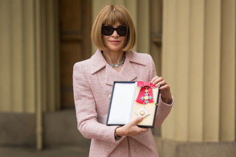 Anna Wintour menerima gelar Dame dari Kerajaan Inggris pada 2017. Foto: Dominic Lipinski / POOL / AFP
