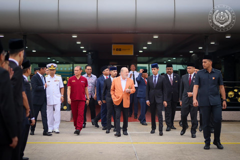 Raja Malaysia Sultan Ibrahim Sultan Iskandar (tengah) dan dua putranya sebelum berangkat dari Pangkalan Udara Subang pada 7 Februari 2025. Foto: Facebook/Sultan Ibrahim Sultan Iskandar