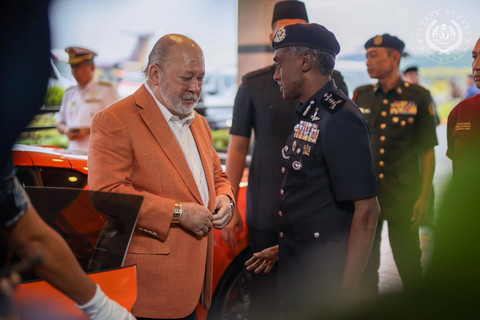 Raja Malaysia Sultan Ibrahim Sultan Iskandar (kiri) tiba di Pangkalan Udara Subang pada 7 Februari 2025. Foto: Facebook/Sultan Ibrahim Sultan Iskandar