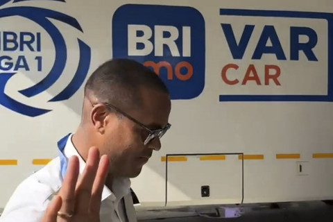 Pelatih Timnas Indonesia Patrick Kluivert keluar dari kendaraannya saat pertandingan Persita vs Persik di Indomilk Arena, Tangerang, Banten, Jumat (7/2/2025). Foto: Azrumi El Ghazali/kumparan