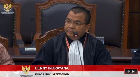 Kuasa hukum Koordinator Lembaga Studi Visi Nusantara Kalimantan Selatan Muhamad Arifin selaku Pemohon sengketa Pilkada Banjarbaru 2024, Denny Indrayana, dalam sidang pembuktian sengketa Pilkada 2024, di Ruang Sidang MK, Jakarta, Jumat (7/2/2025). Foto: Youtube/ MKRI