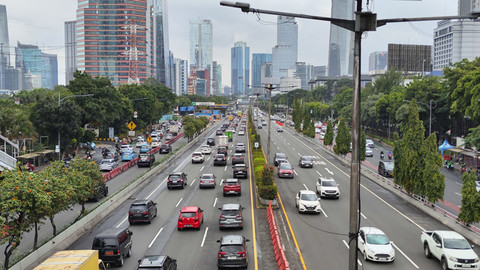 Suasana arus lalu lintas di ruas Tol Dalam Kota Jakarta, Sabtu (8/2). Foto: Jonathan Devin/kumparan