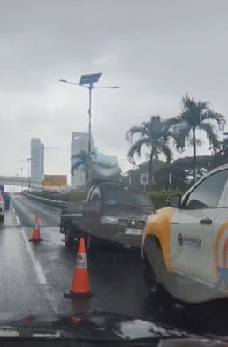 Sebuah mobil pikap Mitsubishi L300 mengalami kecelakaan di KM 6 Tol Dalam Kota arah Cawang pada Sabtu (8/2). Foto: Dok. Istimewa
