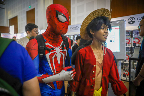 Pengunjung mengamati mainan yang dipasarkan dalam pameran Jakarta Toys and Comics Fair (JTCF) 2025 di Balai Kartini, Jakarta, Sabtu (8/2/2025). Foto: Iqbal Firdaus/kumparan