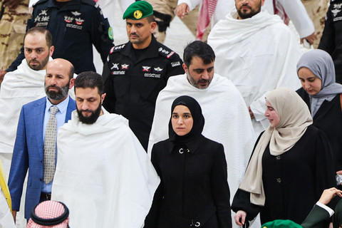 Presiden Interim Suriah Ahmed Al-Sharaa umrah bersama istrinya pada Februari 2025. Ini adalah penampilan perdana Al-Sharaa bersama istrinya, Latifa.  Foto: AFP
