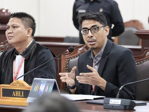 Ahli hukum tata negara dari Universitas Gadjah Mada (UGM), Zainal Arifin Mochtar, yang dihadirkan sebagai ahli Pasangan Calon Nomor Urut 1, Aries Sandi Darma Putra dan Supriyanto | Foto : Dok. Humas MKRI