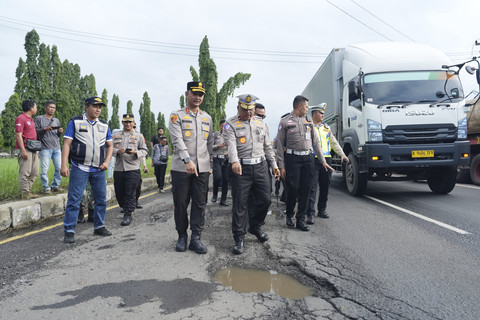  Kakorlantas Polri Brigjen Agus Suryonurgoho meninjau jalur Pantura di Semarang-Batang. Foto: Istimewa