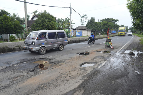 Sejumlah kendaraan melintasi jalur Pantura di Semarang-Batang. Foto: Istimewa