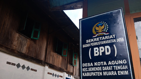 Balai desa yang dilelilingi rumah adat suku semende di Kecamatan Semende Darat Tengah, Kabupaten Muara Enim, Sumatera Selatan, Sabtu (8/2) Foto: ary/urban id