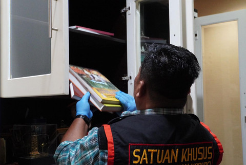 Tim Pidsus Kejati Sumsel saat menggeledah kantor PUPR Banyuasin. Foto : Kejati Sumsel