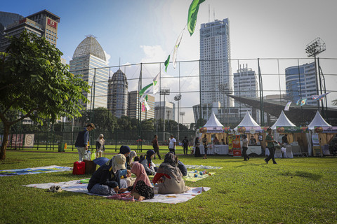 Sejumlah pengunjung menghadiri Festival Semesta Ramadan: Berzakat Kerennya Gak Ada Obat di taman lapangan soft ball, GBK, Senayan, Jakarta, pada Sabtu (8/2/2025). Foto: Iqbal Firdaus/kumparan