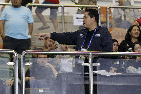 Ketua Umum PSSI Erick Thohir saat menyaksikan langsung pertandingan BRI Liga 1 antara Dewa United melawan Persija Jakarta di Stadion Pakansari, Kabupaten Bogor, Jawa Barat, Sabtu (8/2/2025). Foto: Yulius Satria Wijaya/ANTARA FOTO
