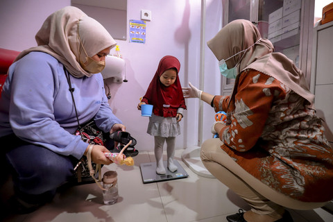 Warga mengikuti pemeriksaan kesehatan di Puskesmas Kecamatan Tanah Abang, Jakarta, Minggu (9/2/2025). Foto: Jamal Ramadhan/kumparan