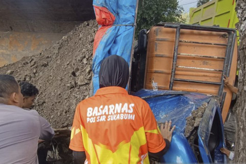 Kondisi kecelakaan maut di Jalan Raya Palabuhanratu, tepatnya di Kampung Cijarian, Kabupaten Sukabumi, Jawa Barat, Sabtu (8/2/2025). Foto: Aditia Aulia Rohman/Antara
