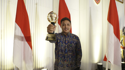 Salah satu jurnalis kumparan, Erandhi Hutomo Saputra saat memegang piala penghargaan Adi Negoro pada Hari Pers Nasional di Banjarmasin, Minggu (9/2/2025). Foto: Amrizal Papua/kumparan