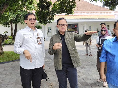 Wakil Menteri Dalam Negeri, Bima Arya (dua dari kiri), mengecek Istana Kepresidenan Yogyakarta atau Gedung Agung, Minggu (9/2/2025). Foto: Arfiansyah Panji Purnandaru/kumparan