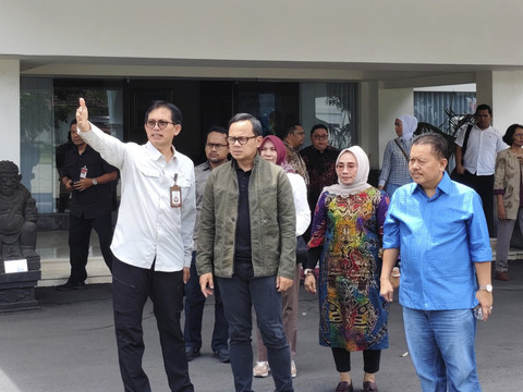 Wakil Menteri Dalam Negeri, Bima Arya, mengecek  Istana Kepresidenan Yogyakarta atau Gedung Agung, Minggu (9/2/2025). Foto: Arfiansyah Panji Purnandaru/kumparan
