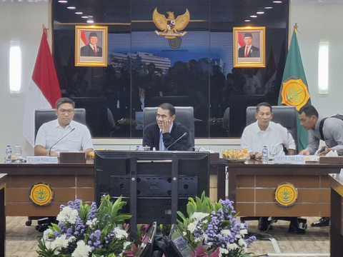 Pertemuan Menteri Pertnian (Mentan) Amran Sulaiman dengan Direktur Utama Bulog Novi Helmy di Kantor Kementerian Pertanian (Kementan) pada Minggu (9/2/2025). Foto: Argya D. Maheswara/kumparan 