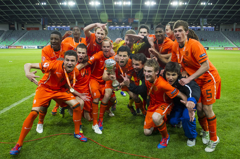 Para pemain Belanda U-17 melakukan selebrasi setelah memenangkan pertandingan final Kejuaraan Sepak Bola U-17 Eropa UEFA antara Jerman dan Belanda di Ljubljana pada (16/5/2012). Foto: Jure Makovec/AFP