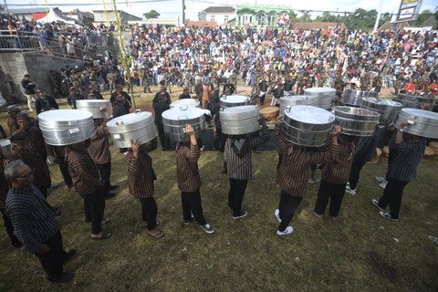 Warga membawa tenongan berisi sajian makanan saat tradisi Grebeg Sadranan di Alun-alun Pancasila, Cepogo, Boyolali, Jawa Tengah, Minggu (9/2/2025). Foto: Aloysius Jarot Nugroho/ANTARA FOTO