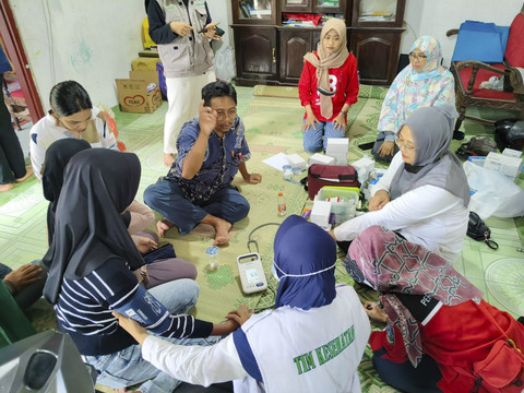 Puluhan orang dilaporkan mengalami keracunan di Pedukuhan Krasakan, Kalurahan Lumbungrejo, Kapanewon Tempel, Kabupaten Sleman, Minggu (9/2/2025). Foto: Arfiansyah Panji Purnandaru/kumparan