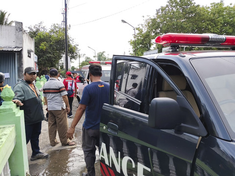 Puluhan orang dilaporkan mengalami keracunan di Pedukuhan Krasakan, Kalurahan Lumbungrejo, Kapanewon Tempel, Kabupaten Sleman, Minggu (9/2/2025). Foto: Arfiansyah Panji Purnandaru/kumparan