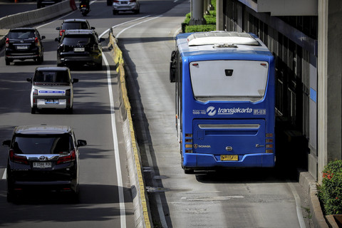 Bus Transjakarta melintas di sejumlah ruas jalur bus di Jakarta, Minggu (9/2/2025). Foto: Jamal Ramadhan/kumparan