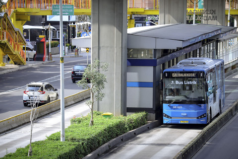 Bus Transjakarta melintas di sejumlah ruas jalur bus di Jakarta, Minggu (9/2/2025). Foto: Jamal Ramadhan/kumparan