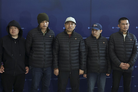 Sandera Thailand yang dibebaskan Surasak Rumnao, Sathian Suwannakham, Bannawat Saethao, Watchara Sriaoun, dan Pongsak Thaenna yang dibebaskan dari Gaza di Bandara Suvarnabhumi Bangkok, di Samut Prakan, Thailand, Minggu (9/2/2025). Foto: Athit Perawongmetha/REUTERS