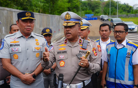 Kakorlantas Polri Brigjen Pol Agus Suryonugroho melakukan pengecekan jalur di KM 92 Tol Cipularang, Jawa Barat, Minggu (9/2/2025). Foto: Korlantas Polri