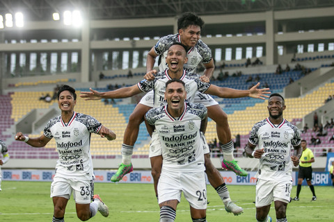 Selebrasi pemain Bali Unites usai mencetak gol ke gawang PSS Sleman pada pertandingan Liga 1 di Stadion Manahan, Solo, Jawa Tengah, Minggu (9/2/2025). Foto: Mohammad Ayudha/ANTARA FOTO