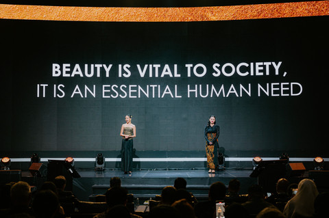 Putri Marino, Worth it Squad L'ORÉAL PARIS,  Melanie Masriel, Chief of Corporate Affairs, Engagement & Sustainability L'ORÉAL INDONESIA. Foto: L'ORÉAL Indonesia
