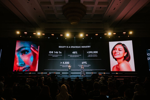 Cinta Laura Keihl, Maria Adina, General Manager L'ORÉAL LUXE. Foto: L'ORÉAL Indonesia