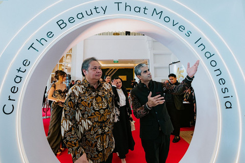 Airlangga Hartarto, Menteri Koordinator Bidang Perekonomian Republik Indonesia bersama Presiden Direktur L'Oréal Indonesia, Junaid Murtaza mengunjungi exshibition booth 45 Tahun L'Oréal Indonesia. Foto: L'ORÉAL Indonesia