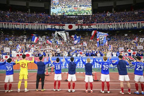 Para pemain Yokohama melambaikan tangan kepada para pendukungnya usai menang pada pertandingan leg pertama final Liga Champions AFC antara Al Ain dari UEA dan Yokohama F. Marinos dari Jepang di Stadion Nissan di Yokohama, Jepang (11/5/2024). Foto: YUICHI YAMAZAKI/AFP